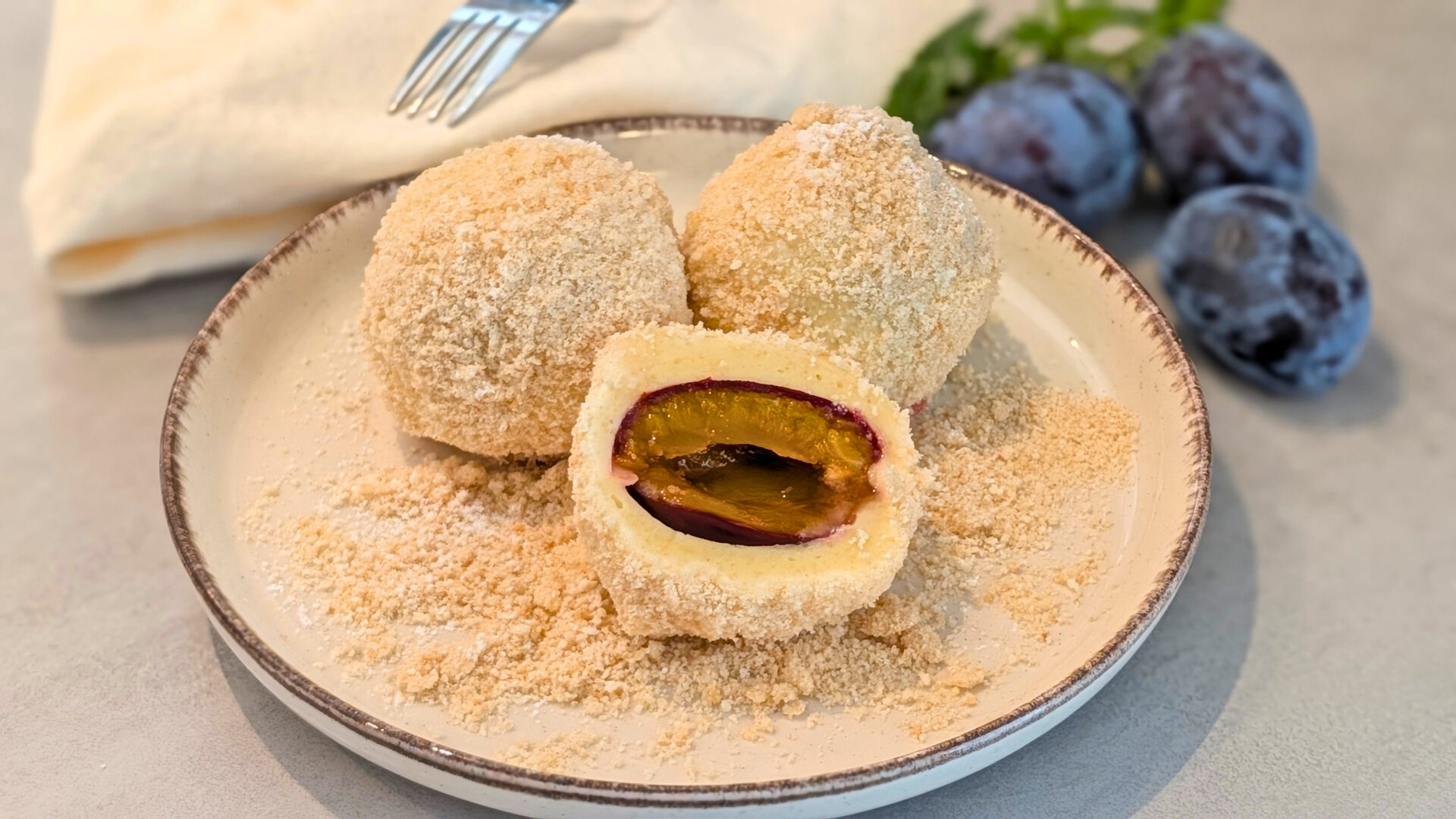 Zwetschgenknödel light mit Zimt-Butterbröseln